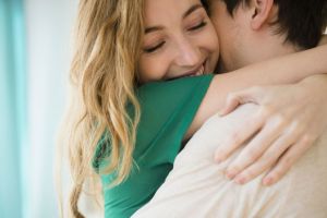 Cowok kudu tahu, 10 tindakan cewek ini artinya lebih dari 'I love you'