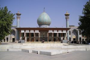 Masjid ini dari luar terlihat biasa, tapi dalamnya bikin terpukau