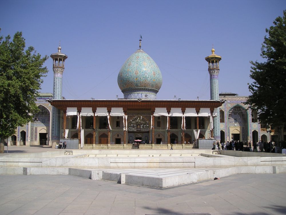 Masjid ini dari luar terlihat biasa, tapi dalamnya bikin terpukau