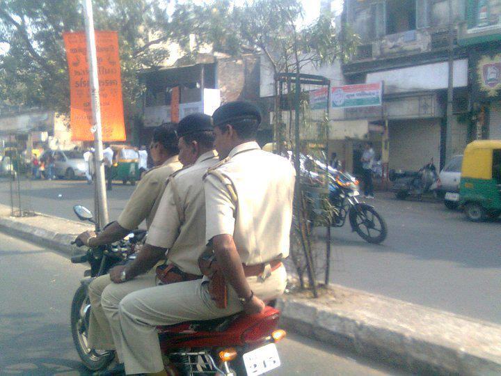 15 Foto ini bukti polisi India kocaknya mirip di film Bollywood