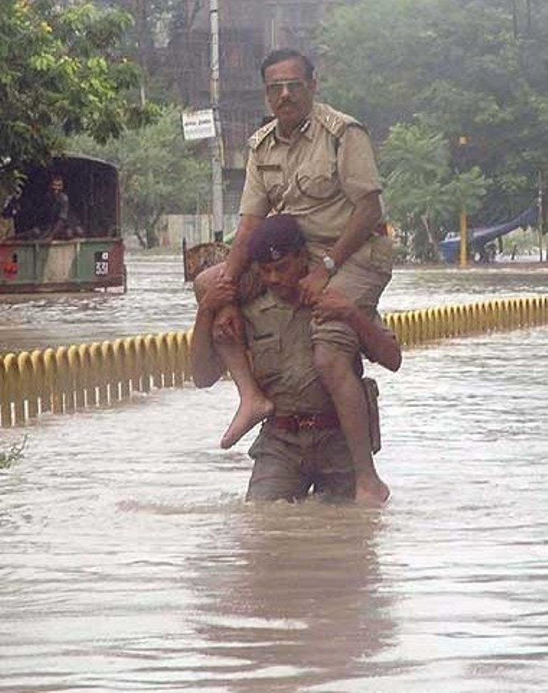 15 Foto ini bukti polisi India kocaknya mirip di film Bollywood