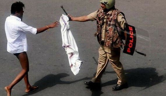 Aksi polisi India © 2016 brilio.net Aksi polisi India © 2016 brilio.net