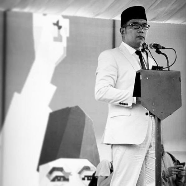 Gara-gara foto ini Ridwan Kamil disebut mirip Bung Karno, kamu setuju?