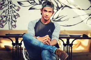 7 Gaya simpel OOTD ala Adipati Dolken yang bisa buat naklukin cewek