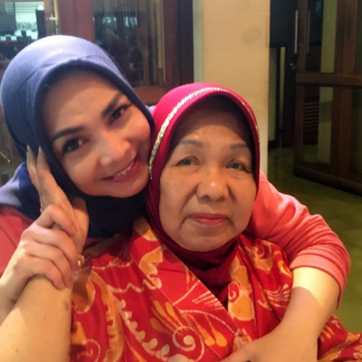 Kedekatan Oma Sofina dan keluarga 1-8 © 2016 brilio.net Kedekatan Oma Sofina dan keluarga 1-8 © 2016 brilio.net