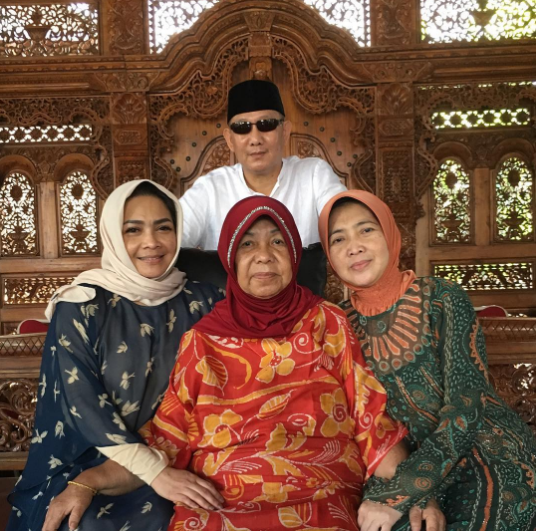 Kedekatan Oma Sofina dan keluarga 1-8 © 2016 brilio.net Kedekatan Oma Sofina dan keluarga 1-8 © 2016 brilio.net