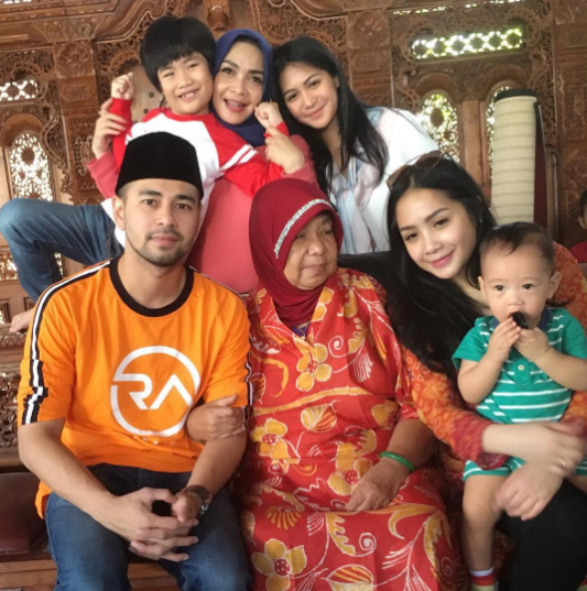 Kedekatan Oma Sofina dan keluarga 1-8 © 2016 brilio.net Kedekatan Oma Sofina dan keluarga 1-8 © 2016 brilio.net