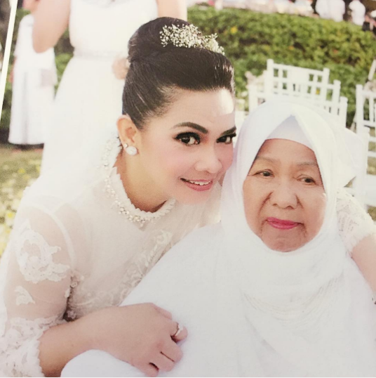 Kedekatan Oma Sofina dan keluarga 1-8 © 2016 brilio.net Kedekatan Oma Sofina dan keluarga 1-8 © 2016 brilio.net