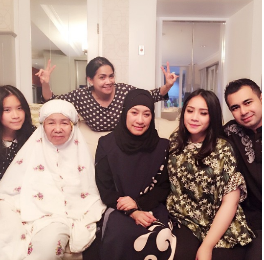 Kedekatan Oma Sofina dan keluarga 1-8 © 2016 brilio.net Kedekatan Oma Sofina dan keluarga 1-8 © 2016 brilio.net