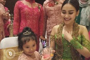 Kebaya Ayu Ting Ting ini dituding pinjam mama Raffi Ahmad, masa iya?