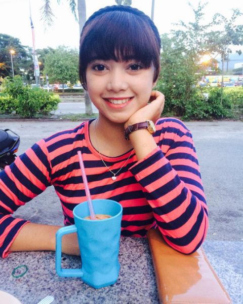 10 Foto gadis cantik penjual roti canai yang hebohkan netizen