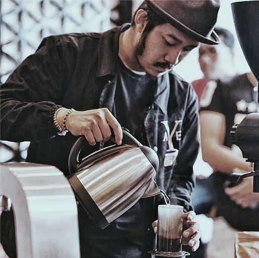 Muhammad Aga, barista tampan bikin kamu pengen dibuatin kopi tiap pagi
