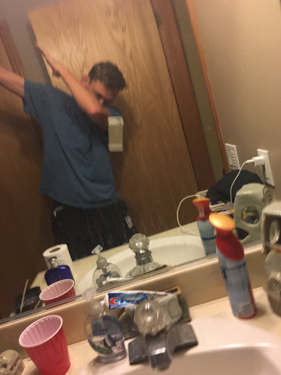 high five selfie © 2016 brilio.net