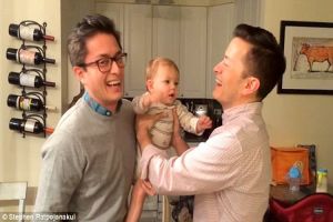 Lihat orang kembar, 5 bayi ini ekspresinya 'ciumable' deh