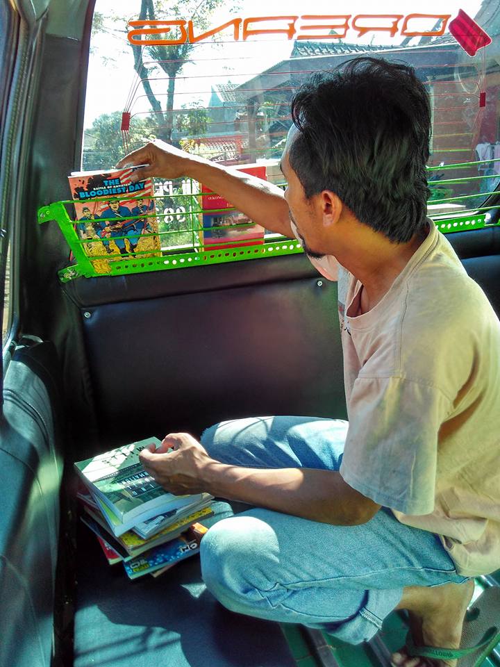 Angkot di Bandung ini keren, sediakan bacaan gratis bagi penumpang