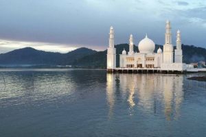 10 Foto keindahan masjid terapung Kayong Utara yang diresmikan Jokowi