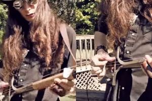 Aksi musisi dengan gitar dari sekop tiga senar ini bikin takjub 