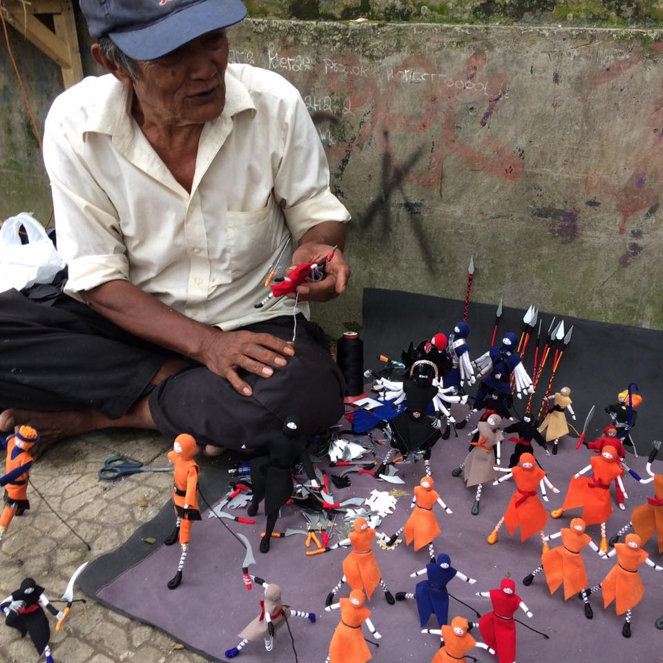 Kreatif, kakek tua di Bogor ini jual mainan unik buatannya sendiri