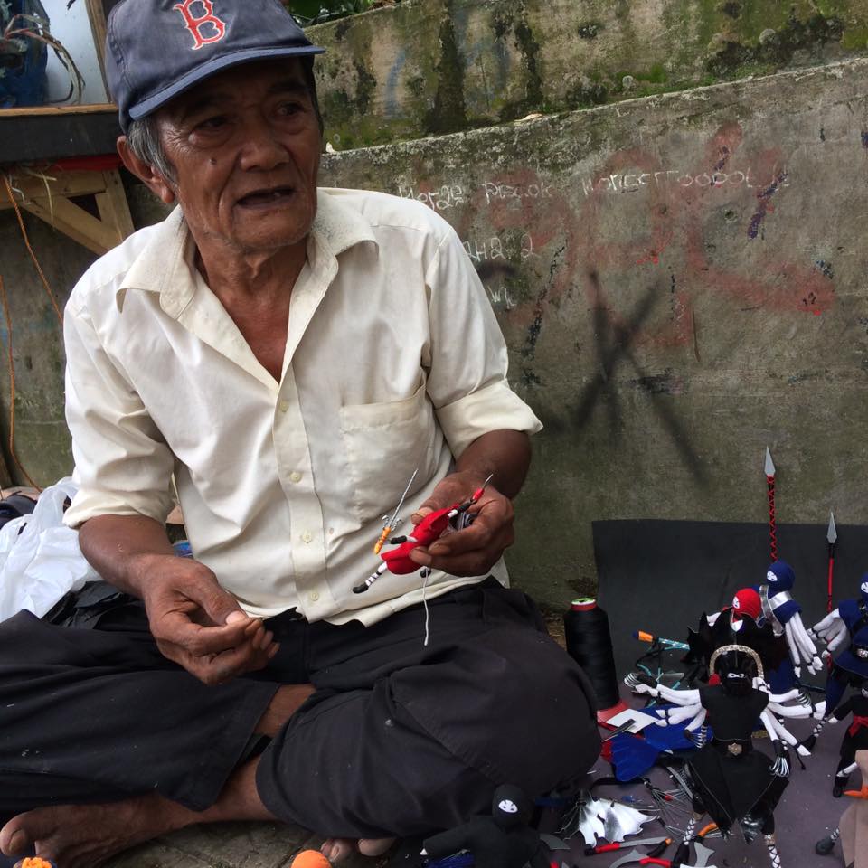Kreatif, kakek tua di Bogor ini jual mainan unik buatannya sendiri
