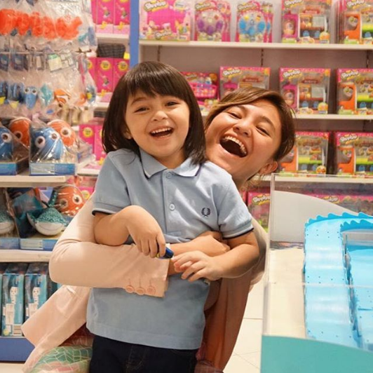 Seleb cantik tak dapat hak asuh anak 1-5 © 2016 brilio.net Seleb cantik tak dapat hak asuh anak 1-5 © 2016 brilio.net