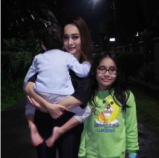 Seleb cantik tak dapat hak asuh anak 1-5 © 2016 brilio.net Seleb cantik tak dapat hak asuh anak 1-5 © 2016 brilio.net