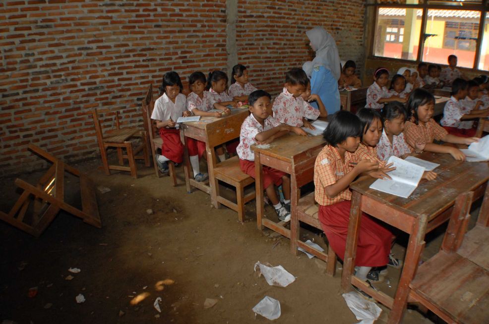 10 Foto keadaan mirisnya sekolah di pelosok Indonesia