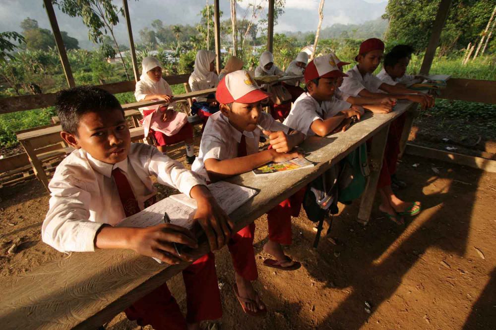 10 Foto keadaan mirisnya sekolah di pelosok Indonesia