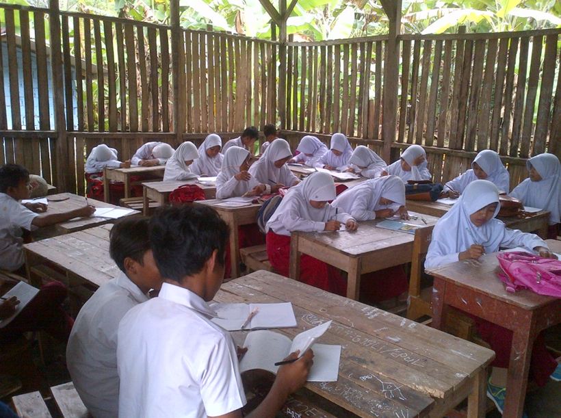 10 Foto keadaan mirisnya sekolah di pelosok Indonesia