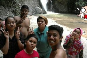Asyik selfie di air terjun, rombongan ini dikejutkan penampakan hantu