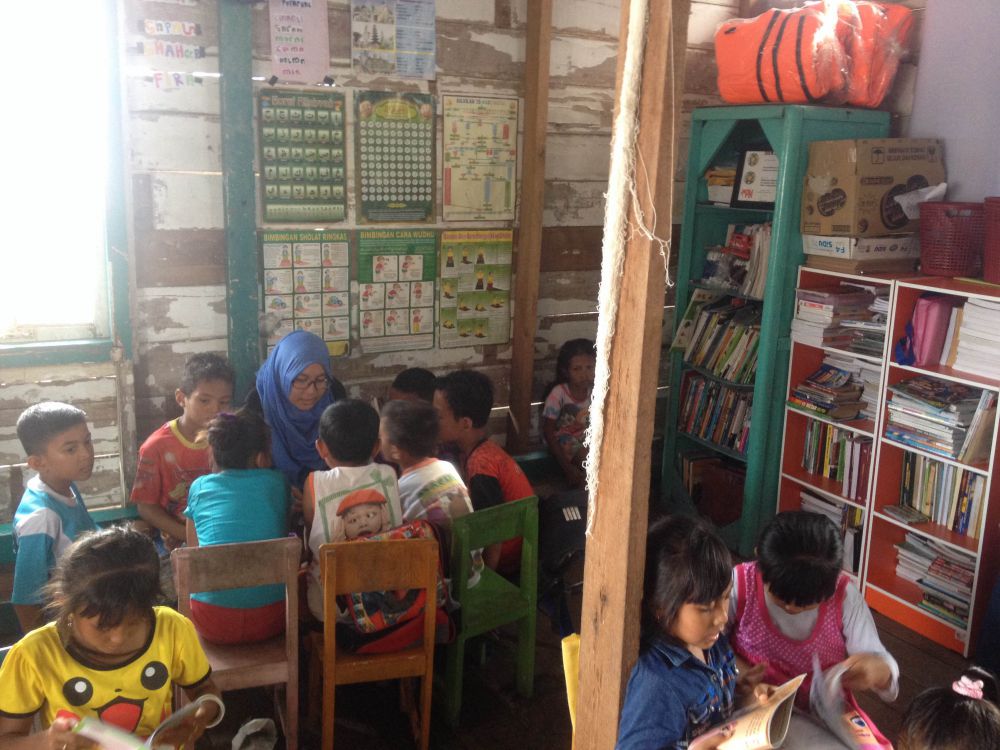 Irwan Saputra, dirikan perpustakaan terapung bagi anak-anak nelayan