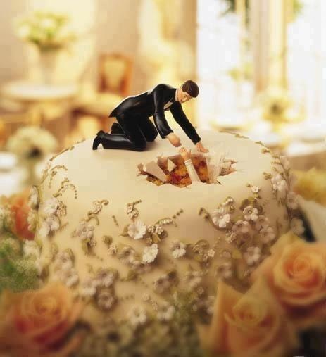 15 Kue pernikahan ini toppingnya lucu banget, bikin nggak tega makan