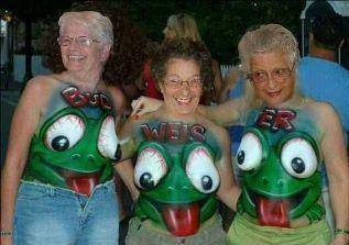 14 Potret kakek nenek yang nggak mau kalah sama usia, tetap gaul abis