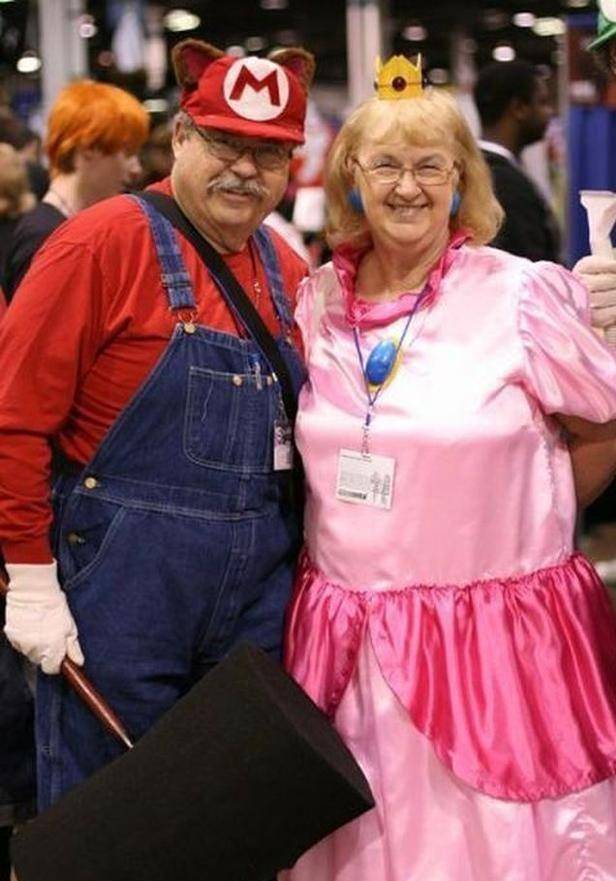 14 Potret kakek nenek yang nggak mau kalah sama usia, tetap gaul abis