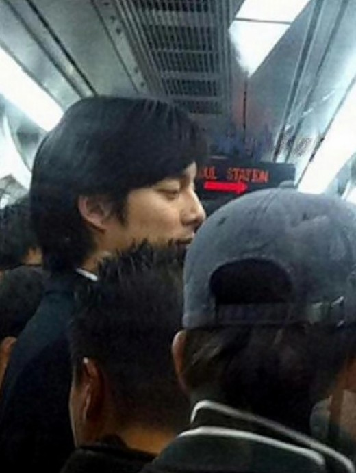 Nggak gengsi, 18 seleb Korea ini pernah tertangkap kamera naik kereta