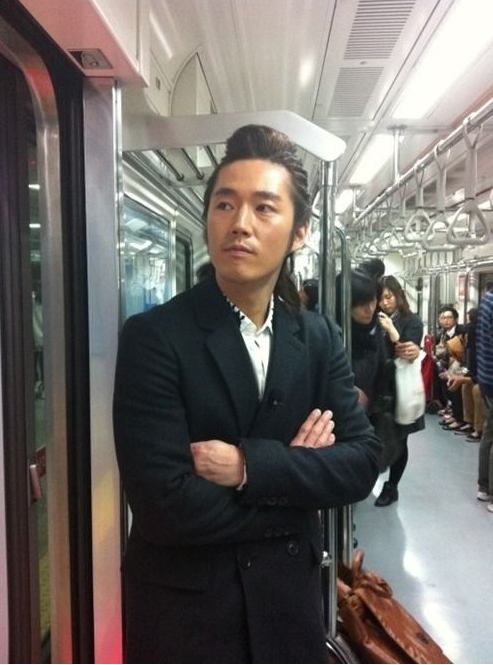 seleb korea naik kereta © 2016 brilio.net seleb korea naik kereta © 2016 brilio.net