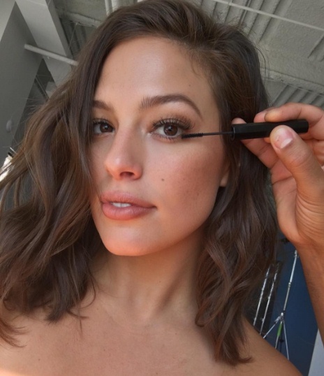 5 Cara tampil cantik ala makeup artisnya si Bella Hadid, simpel banget