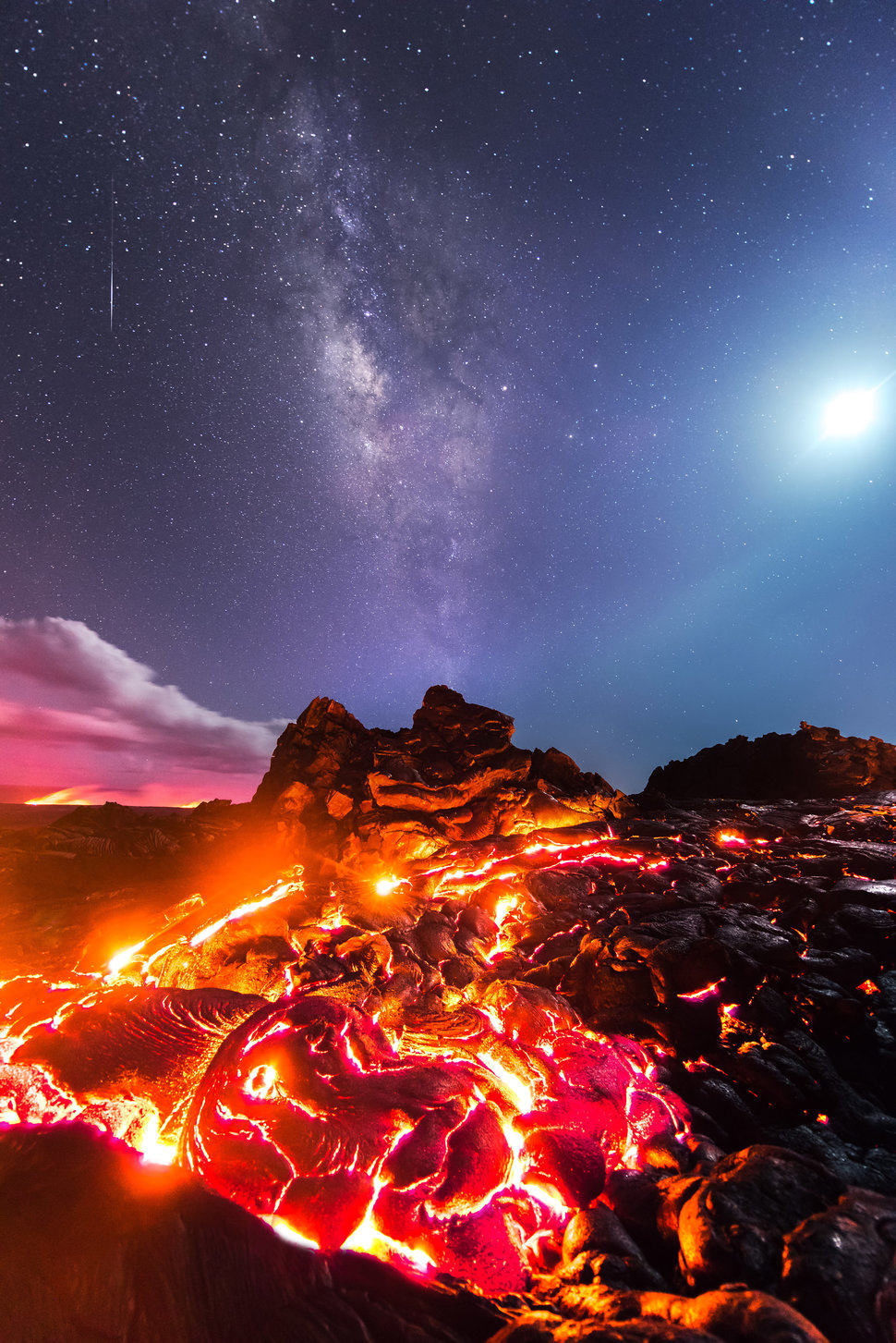 Saking indahnya, netizen mengira foto lava pijar di Hawaii ini editan