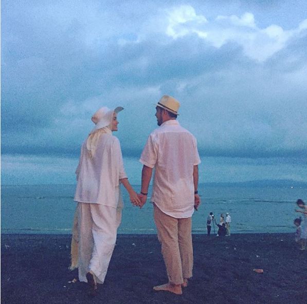 Kemesraan Dewi Sandra dan suami 1-12 © 2016 brilio.net