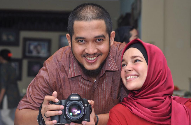 Jarang  terekspose media, ini 12 foto kemesraan Dewi Sandra dan suami