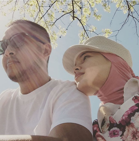 Kemesraan Dewi Sandra dan suami 1-12 © 2016 brilio.net