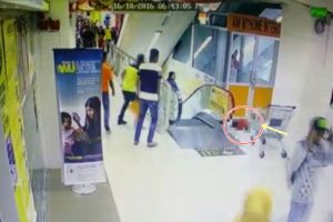 Tragis, bocah 3 tahun ini terjatuh dari eskalator setinggi 3 meter