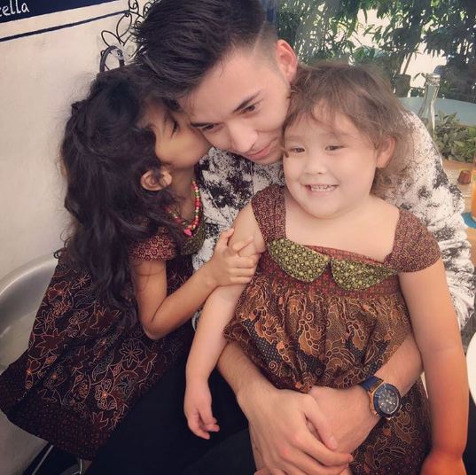 seleb dekat anak pasangan © 2016 brilio.net seleb dekat anak pasangan © 2016 brilio.net