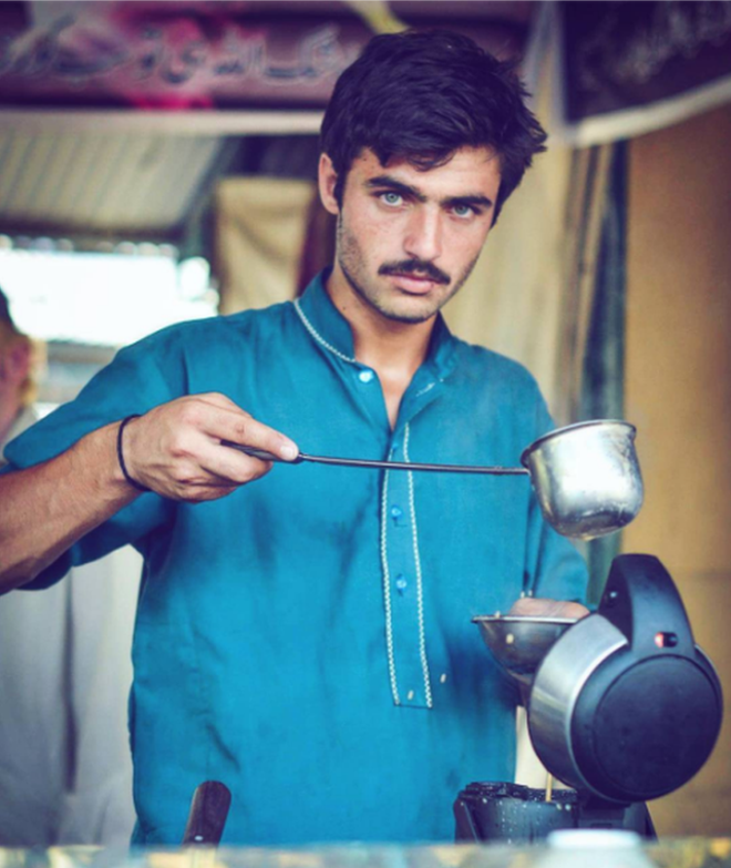 Penjual teh tarik ini jadi model setelah fotonya viral di internet