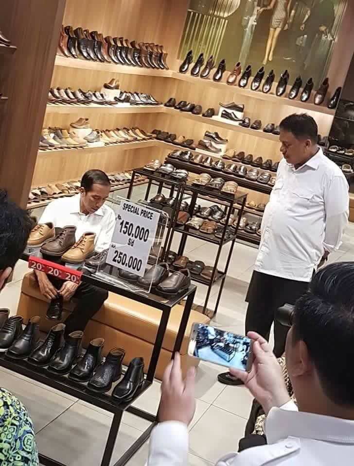 5 Foto Viral Jokowi © 2016 brilio.net 5 Foto Viral Jokowi © 2016 brilio.net