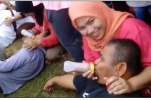 Lomba 'ngedot' ini unik sekaligus bikin ngakak, ada-ada saja nih