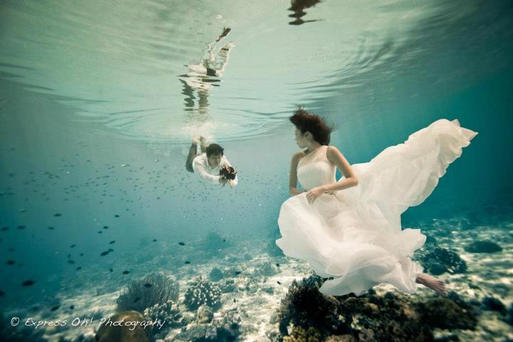 15 Foto prewedding underwater ini unik dan romantis abis