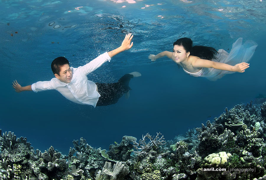15 Foto prewedding underwater ini unik dan romantis abis