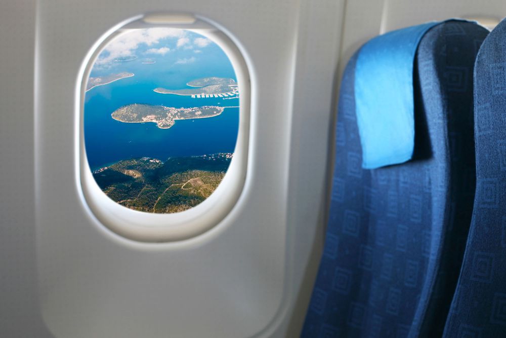 Di mana kursi pesawat yang terbaik, dekat lorong atau dekat jendela?