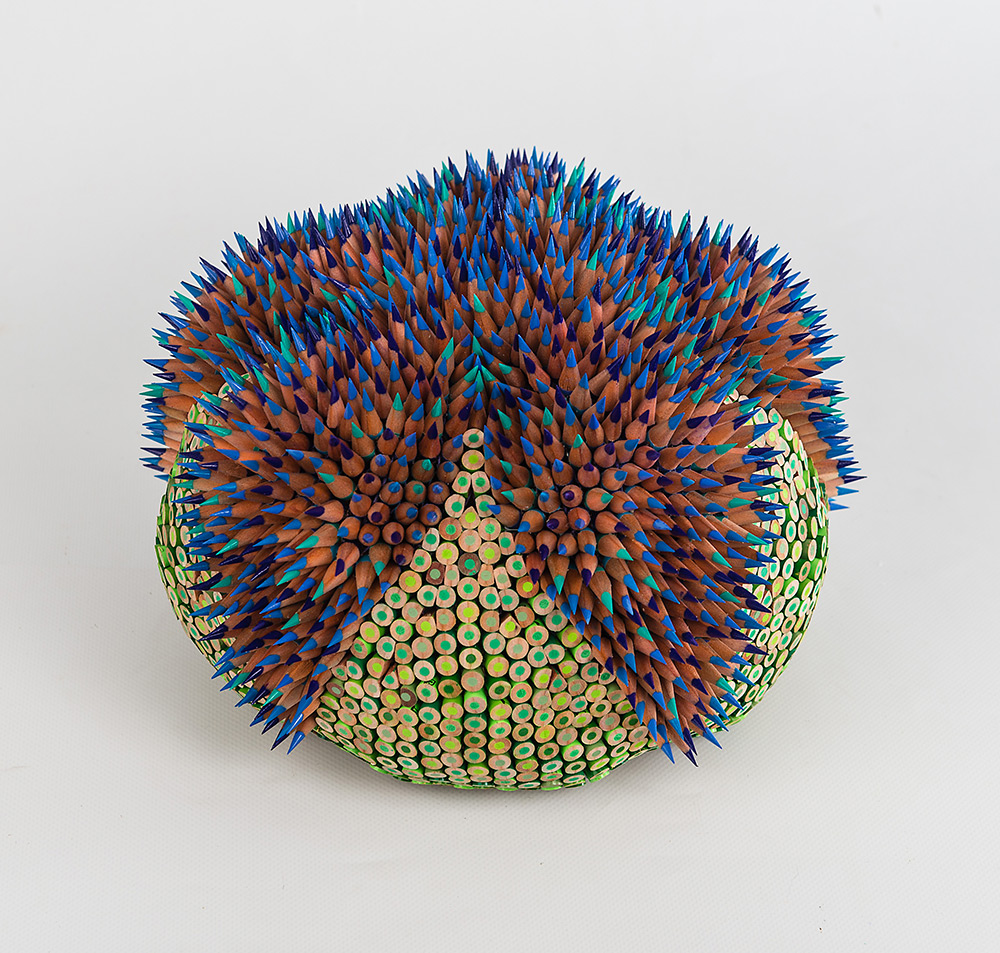 9 Karya seni dari rangkaian ribuan pensil ini keren banget