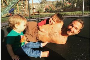 13 Foto harmonis keluarga Nick Vujicic ini bukti cinta sejati itu ada